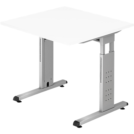 Un bureau blanc réglable en hauteur avec un plateau carré et des pieds argentés. Les pieds sont équipés de pieds noirs aux extrémités.