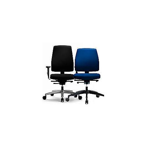 Twee bureaustoelen: een zwarte, een blauwe, tegen een witte achtergrond.