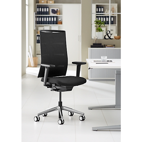 Zwarte bureaustoel tegen een lichte achtergrond. Ergonomisch gevormd, met een mesh rugleuning en armleuningen.