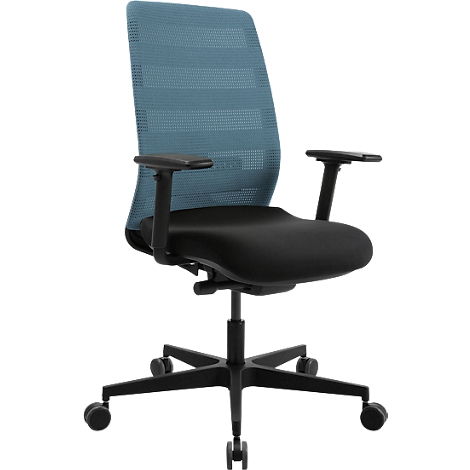 Een ergonomische bureaustoel met een blauwe mesh rugleuning, zwarte zitting en armleuningen. Hij staat op een zwart kruisvoet met wielen.