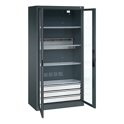 Grauer Schrank mit Glastür, geöffnet. Innen: Regale, Schubladen und Lochblech.