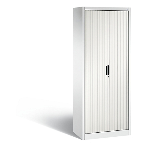Armoire blanche à façade cannelée. L'armoire a une poignée noire et une clé. Elle se dresse sur un fond blanc.