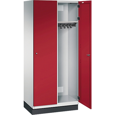 Rode en witte kast, een deur open, haken voor kleding.