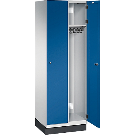 Een open stalen kast met twee deuren met blauwe deuren. Binnen: plank, haken, witte achterwand.