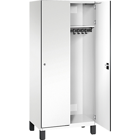Witte locker met open deur. Binnen: kapstokken, plank. Staat op zwarte poten.