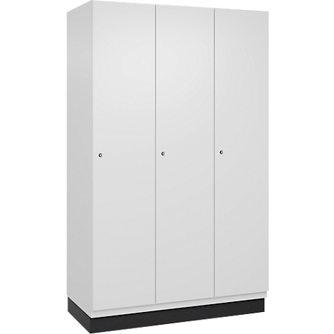 Witte kledingkast met drie deuren, donkere voet. Elke deur heeft een kleine metalen handgreep.