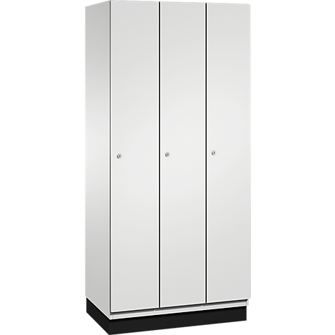 Witte kast met drie deuren, zilveren knoppen en zwarte voet.