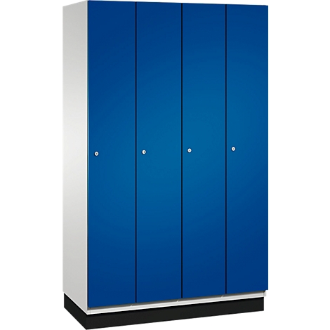 Blauwe kast met vier deuren, metalen handgrepen en witte zijpanelen.
