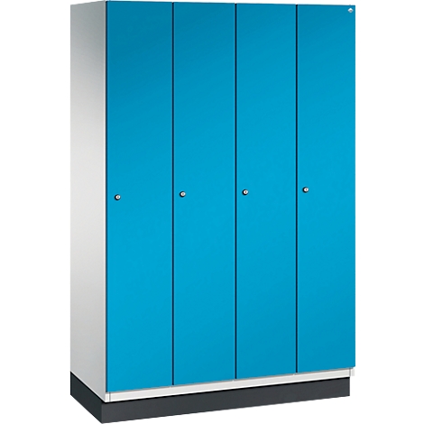 Kast met vier blauwe deuren, zilveren handgrepen en een grijze voet.
