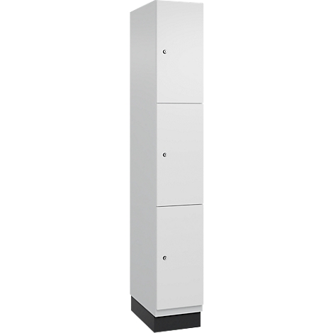 Een witte kast met drie deuren en zilveren knoppen. De basis is zwart.