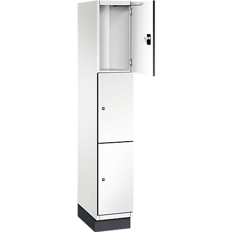 Witte tweedelige locker met een gedeeltelijk geopende deur. Kast met twee compartimenten en een open compartiment aan de bovenkant.