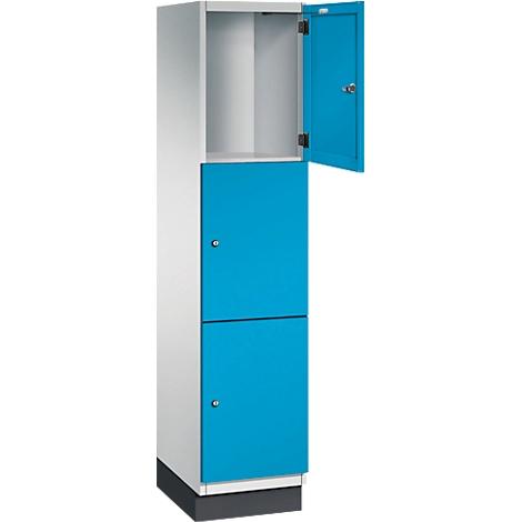 Een tweedelige locker, wit met blauwe deuren. Eén deur staat open.