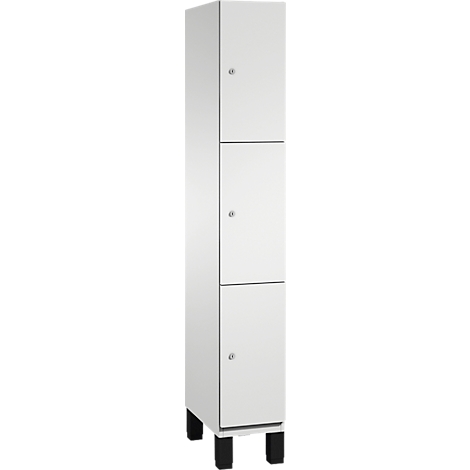 Witte kast met drie deuren, zilveren knoppen en zwarte poten.