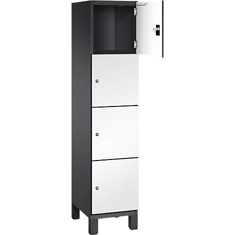 Een hoge, grijze kast met drie witte deuren. Eén deur is open. Elke deur heeft een kleine knop.