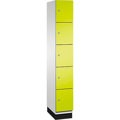 Een hoge kast met vijf gele deuren en een wit zijvak.