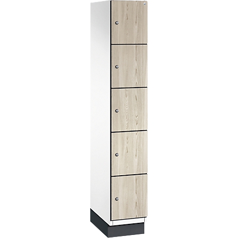 Hoge kast met vijf lades van houtimitatie en zilveren knoppen, wit aan de zijkant.