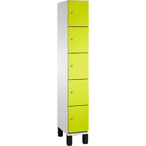 Een hoge kast met witte zijkanten en gele deuren, hij staat op zwarte voeten.