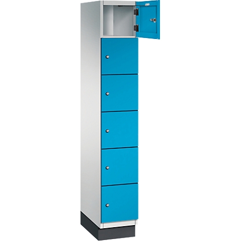 Kast met vijf blauwe deuren. Eén deur is open.