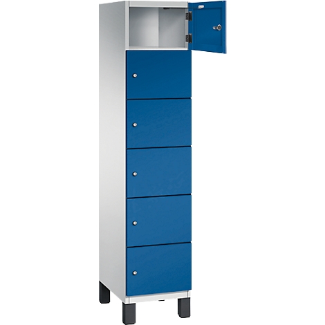 Een slanke, wit en blauwe locker met een open deur. Vijf blauwe deuren achter elkaar.