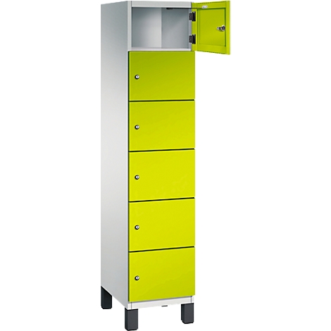 Kast met zes neon groene deuren, waarvan er één open is. De kast staat op zwarte poten, op een witte achtergrond.