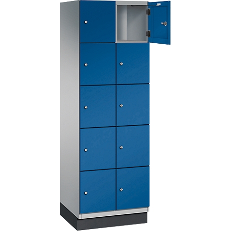 Een locker met acht blauwe deuren, één deur is open.