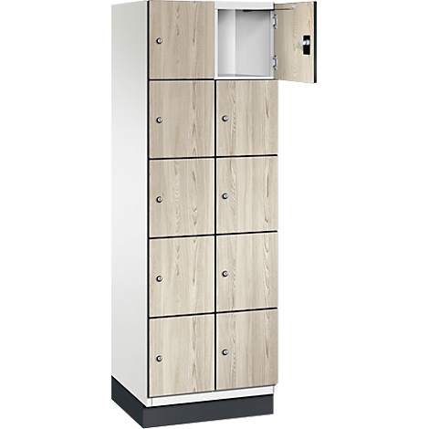Een kast met acht compartimenten, waarvan één open. Deuren met houtlook en zilveren knoppen.