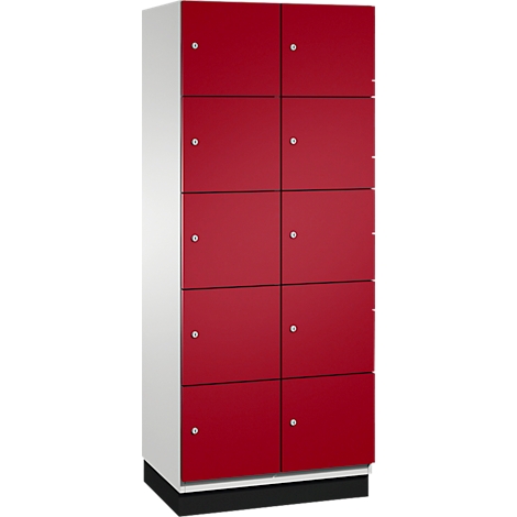 Een hoge locker, wit en rood. Negen even grote vakken, rood, met zilveren handgrepen. De kast is wit.