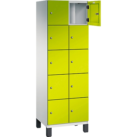 Limoengroene kast met acht deuren, één deur open. De kast heeft een wit frame en staat op zwarte poten.