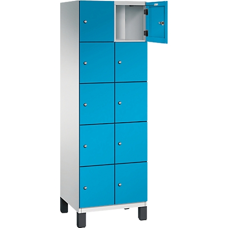 Blauw-witte kast met acht compartimenten, één open.