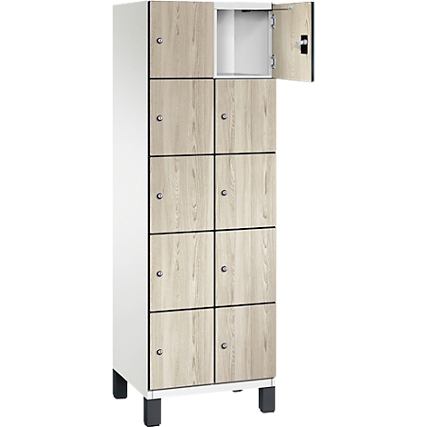 Een witte kast met acht deuren, waarvan één open is. De deuren hebben een houtlook. Enkele grijze metalen poten.