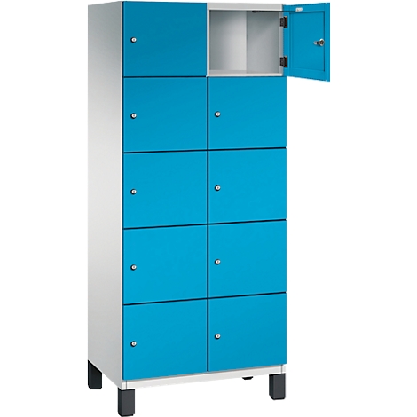 Kast met blauwe deuren. Eén deur staat open.