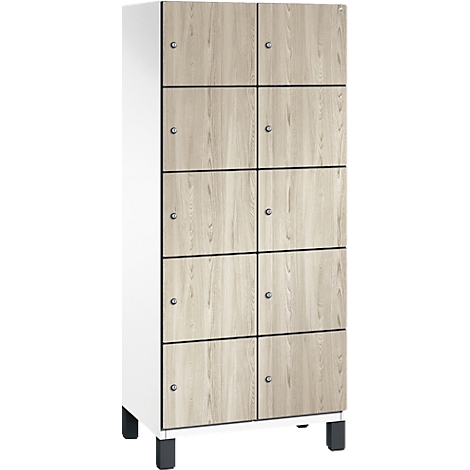 Kast met acht compartimenten. De deuren hebben een houtlook, omlijst door zwarte lijnen, de body is wit. Zwarte voeten.