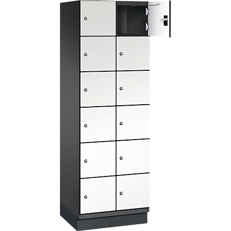 Kast met witte deuren, één deur open.