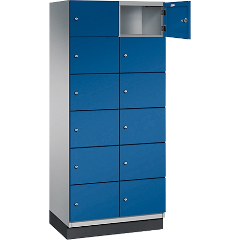 Blauwe locker met een open vak. Zilveren handgrepen en grijze behuizing. Het open vak toont de binnenkant.