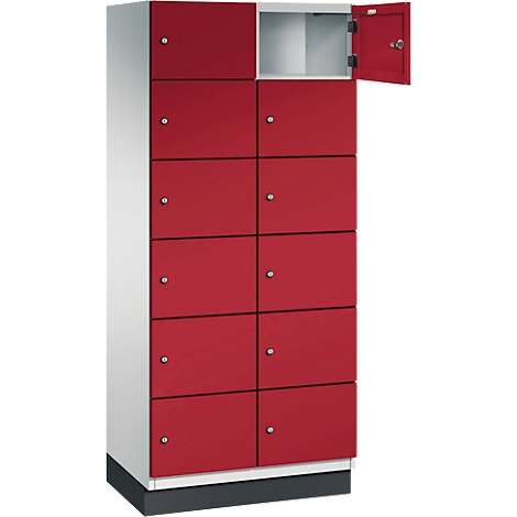 Een rode locker met tien compartimenten, waarvan één open.