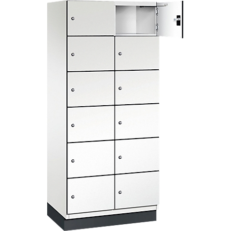 Witte locker met meerdere compartimenten. Eén compartiment is open.