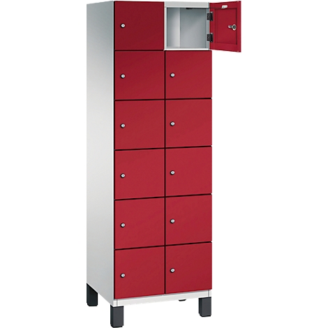 Een hoge locker, wit en rood geschilderd, met 10 deuren, één deur open.