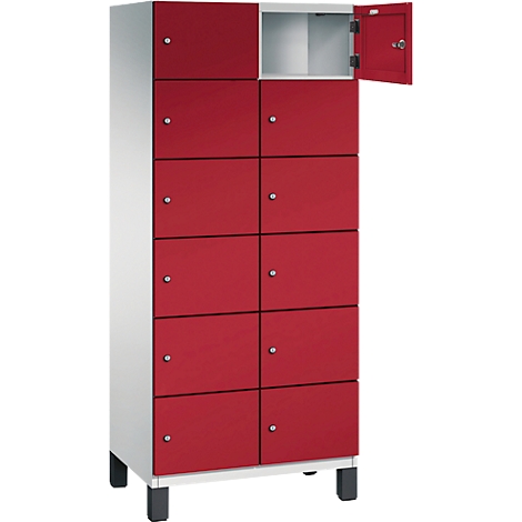 Rode locker met 10 compartimenten, waarvan één open is. Kast staat op zwarte poten.