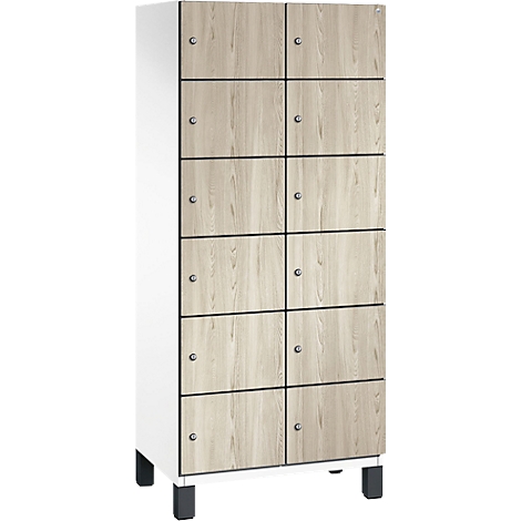 Kast met houtlook, met 10 vakken en kleine ronde handgrepen. De zijkanten zijn wit, de kast heeft vier zwarte poten.