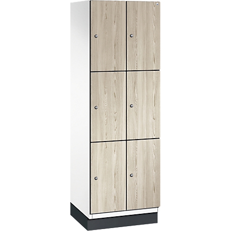 Kast met zes deuren in houtlook, zilverkleurige knoppen.