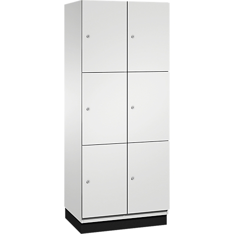 Witte kast met zes deuren en zilveren knoppen, staand op een zwarte sokkel.