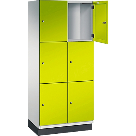 Kast met vier deuren, waarvan één open. De deuren zijn neongeel, de kast is wit. De binnenkant is grijs.