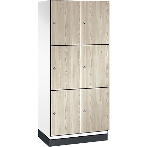 Kast met zes deuren met houtlook met zilveren knoppen. Zwarte frames rond de deuren. Zwarte sokkel.