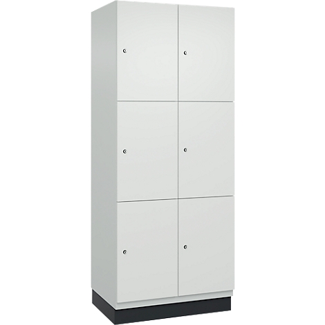Witte kast met zes deuren en kleine ronde handgrepen.