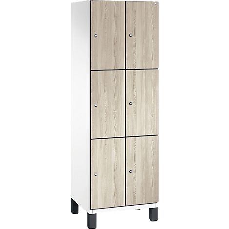Kast met zes compartimenten, houten deuren, zilveren handgrepen, wit frame en zwarte poten.