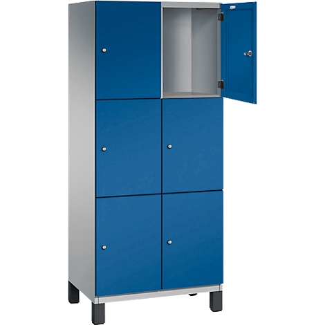 Blauwe locker met vier deuren, waarvan één open is. De kast staat op zwarte poten.