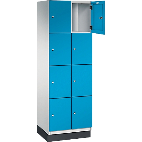 Acht blauwe kastdeuren in een locker, waarvan één open. Zilveren knoppen, witte kast, zwarte basis.