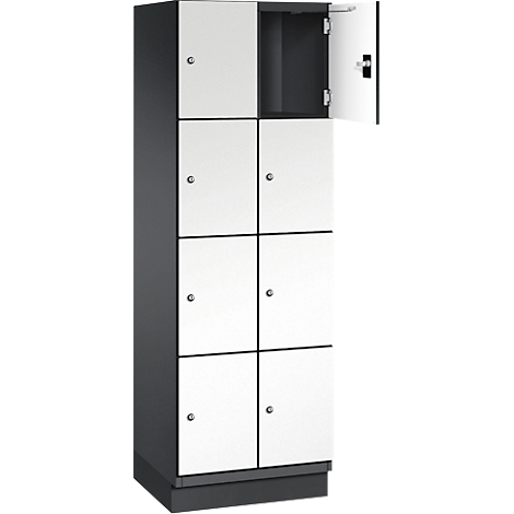 Een kast met witte deuren, waarvan één open, een grijs frame. Individuele sloten op de deuren.