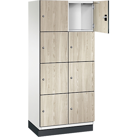 Kast met acht compartimenten, houten deuren, één deur open.