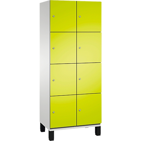 Kast met acht neongele deuren, zilveren knoppen, zwarte poten. De kast is wit.